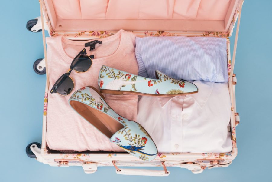 花柄のスーツケースにサングラスとパンプス