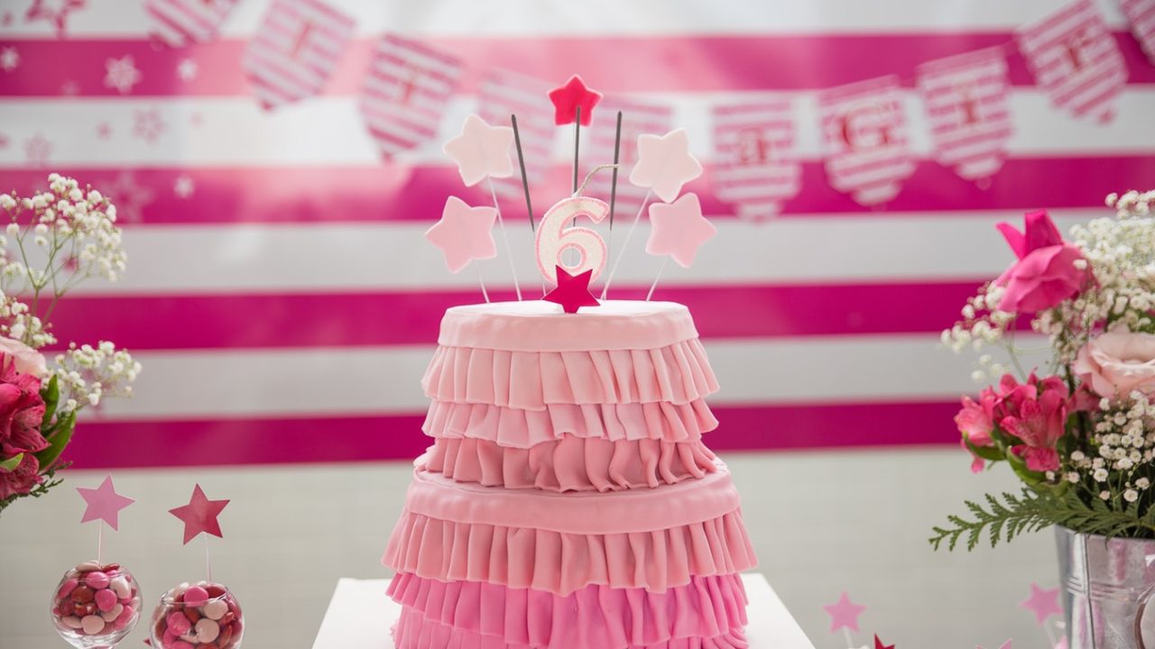 ピンクのバースデイケーキ