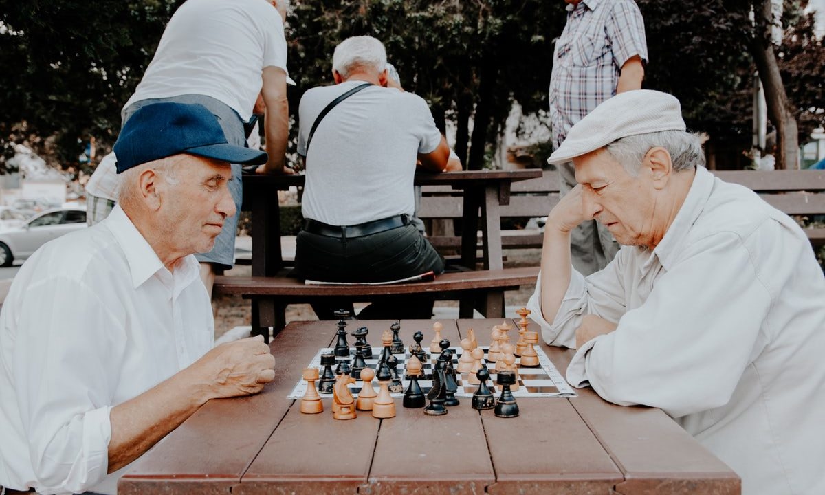 チェスをする男性