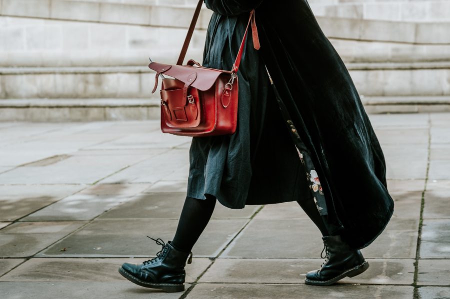 赤いバッグを持って歩く女性